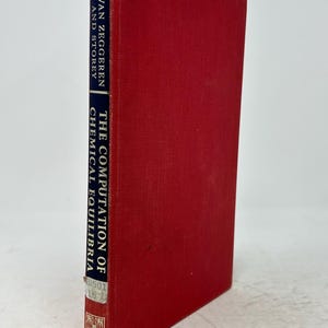 Puede incluir: Un libro de tapa dura rojo titulado "The Computation of Chemical Equilibria" de Van Zeggeren y Storey. La columna azul presenta el título y los nombres de los autores en texto blanco. El libro está en buen estado.