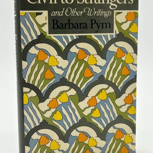 Puede incluir: Un libro de tapa dura titulado "Civil to Strangers and Other Writings" de Barbara Pym. La portada presenta un patrón repetido de flores estilizadas en amarillo y naranja sobre un fondo azul y verde, con un borde verde oscuro.