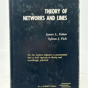Può includere: Un libro vintage con copertina rigida intitolato "Theory of Networks and Lines" di James L. Potter e Sylvan J. Fich. La copertina è nera con testo bianco e fa parte della serie Prentice-Hall EE. Il libro è leggermente usurato.