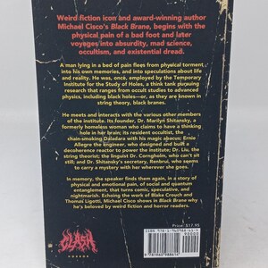 Puede incluir: La contraportada del libro Black Brane de Michael Cisco presenta un fondo negro con bordes blancos desgastados. Incluye un resumen detallado en texto blanco y naranja, un logotipo de Clash Horror y un c&oacute;digo de barras con el ISBN 978-1-960988-61-4.