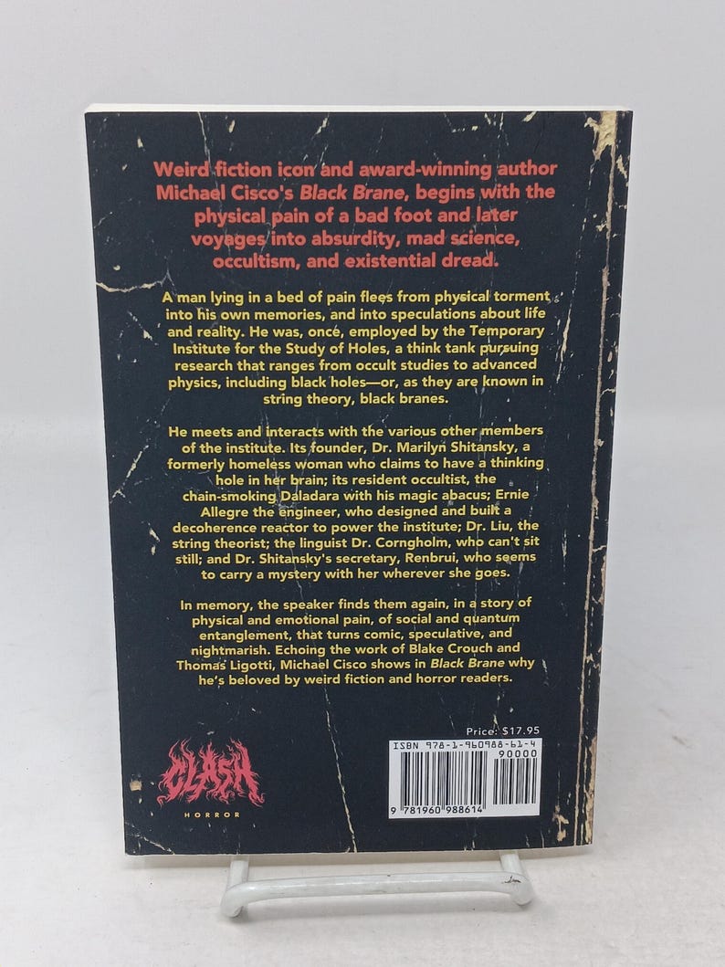 Puede incluir: La contraportada del libro Black Brane de Michael Cisco presenta un fondo negro con bordes blancos desgastados. Incluye un resumen detallado en texto blanco y naranja, un logotipo de Clash Horror y un c&oacute;digo de barras con el ISBN 978-1-960988-61-4.