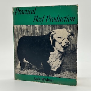 Puede incluir: Un libro antiguo titulado "Practical Beef Production" de Jack Widmer. La portada es verde con texto negro y presenta una fotografía en blanco y negro de un toro. Los bordes del libro muestran signos de desgaste.