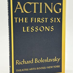 Może przedstawiać: Książka w twardej oprawie zatytułowana "ACTING THE FIRST SIX LESSONS" autorstwa Richarda Boleslavsky'ego. Książka ma granatową okładkę ze złotymi literami i żółtą obwódką. Wydana przez Theatre Arts Books/New York.
