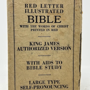 Könnte beinhalten: Eine Vintage-Bibel mit beigefarbenem Einband und schwarzem Text. Der Titel lautet "RED LETTER ILLUSTRATED BIBLE" mit "WITH THE WORDS OF CHRIST PRINTED IN RED". Der Text enthält auch "KING JAMES AUTHORIZED VERSION".