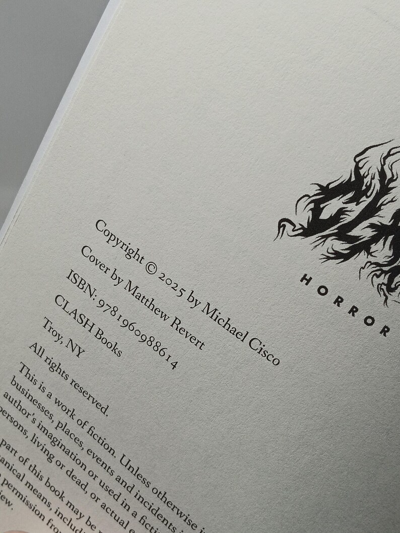 Puede incluir: Una p&aacute;gina de libro blanca con texto impreso en negro que incluye Copyright 2025 by Michael Cisco, Cover by Matthew Revert, ISBN 9781960988614 y CLASH Books. Una ilustraci&oacute;n gr&aacute;fica negra es visible a la derecha sobre la palabra HORROR.