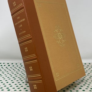 Puede incluir: Un libro encuadernado en cuero marrón con letras doradas en el lomo. El título es "The Hiss-Chambers Case" de Weinstein.