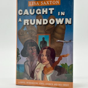 Puede incluir: Un libro titulado "CAUGHT IN A RUNDOWN" de Lisa Saxton. La portada presenta ilustraciones de dos mujeres, una silueta de hombre y un avión sobre un fondo azul. El libro es una novela que presenta a Jewel Averick y Dee Sweet.