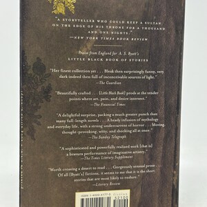 Puede incluir: Contraportada de libro con fondo oscuro y texturizado, adornada con detalles florales dorados. Se ven citas de rese&ntilde;as y el t&iacute;tulo "Little Black Book of Stories", junto con el ISBN.