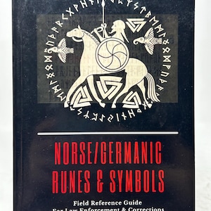 Peut inclure: Livre noir intitulé "NORSE/GERMANIC RUNES & SYMBOLS" avec des lettres rouges. La couverture présente une illustration blanche d'un cheval, d'un cavalier et d'oiseaux dans un motif circulaire. Guide de référence pour les forces de l'ordre.