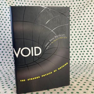 Peut inclure: Un livre relié noir avec le titre "VOID" en lettres blanches. Le nom de l'auteur, "James Owen Weatherall", est imprimé en blanc sous le titre, ainsi que le texte "auteur de The Physics of Wall Street". La couverture du livre présente également un motif abstrait noir et blanc et le texte "THE STRANGE PHYSICS OF NOTHING" en lettres jaunes.