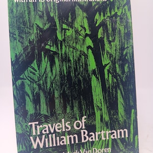 Pode incluir: Capa de livro com uma ilustração de árvores em preto e branco. O título é "Travels of William Bartram" e o texto "Edited by Mark Van Doren" está abaixo do título.