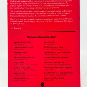 K&ouml;nnte beinhalten: Ein rotes Buch mit dem Titel "Chess" mit einem Preis von 8,95 $. Die R&uuml;ckseite listet verschiedene Schachb&uuml;cher aus der Macmillan Chess Library auf, darunter Titel wie "Kasparov Teaches Chess" und "Open Gambits."