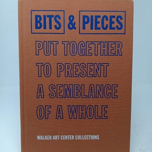 Może przedstawiać: Brązowa książka z tytułem "BITS & PIECES PUT TOGETHER TO PRESENT A SEMBLANCE OF A WHOLE" w niebieskim kolorze. Książka pochodzi ze zbiorów Walker Art Center.