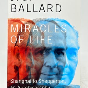 Puede incluir: Portada del libro "Miracles of Life" de J.G. Ballard. Presenta un retrato en tonos rojos y azules. El título y el nombre del autor están en negrita negra. El subtítulo es "Shanghai to Shepperton, an Autobiography". Es una copia de lectura anticipada.