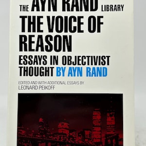 以下が含まれることがあります： アイン・ランド著「The Ayn Rand Library, The Voice of Reason」の表紙。表紙は、タイトルと著者の名前が大きく表示された、白い背景に太字の黒いテキストが特徴です。下部には都市景観のイラストが描かれています。