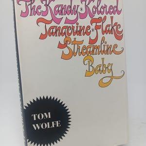以下が含まれることがあります： トム・ウルフによる「The Kandy-Kolored Tangerine-Flake Streamline Baby」というタイトルの本の表紙。タイトルはカラフルでスタイリッシュなフォントで書かれています。