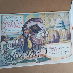 Può includere: Una cartolina vintage che mostra una donna a cavallo di un cavallo bianco in una processione per il suffragio femminile a Washington D.C. il 3 marzo 1913. La cartolina include anche una piccola illustrazione di un bambino che legge un libro con il testo "Suffragette Valentine" e "Vote from me you will not get. It want a preaching suffragette."