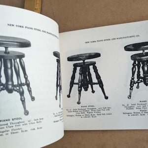 Può includere: Una pagina di catalogo antico con illustrazioni di sgabelli per pianoforte. Gli sgabelli hanno un sedile rotondo, altezza regolabile e gambe ornate. Il testo include dettagli sui materiali e le finiture, come mogano, noce e piedi ad artiglio in ottone.