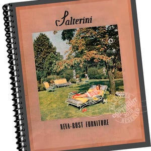 Puede incluir: Un folleto vintage para muebles Salterini Neva-Rust. La portada muestra a una mujer relajándose en una tumbona de metal blanco en un exuberante jardín verde.