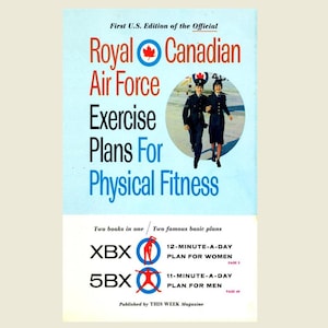 以下が含まれることがあります： 「Royal Canadian Air Force Exercise Plans For Physical Fitness」と題されたヴィンテージ本の表紙。赤と青の文字、制服を着た2人の円形画像が特徴です。この本には、男性と女性向けの運動計画が含まれています。
