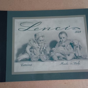 Puede incluir: Un anuncio vintage de muñecas Lenci con dos muñecas, una con un vestido azul y la otra con un vestido blanco. El anuncio incluye el texto "Lenci S.A. 1938" y "Corina Made in Italy".
