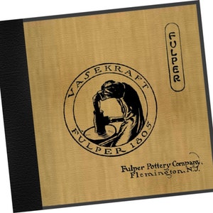 Puede incluir: Una etiqueta de papel marrón con un círculo negro que contiene un dibujo de una persona trabajando en un torno de alfarería. El texto "Vasekraft Fulper 1805" está dentro del círculo. El texto "Fulper Pottery Company, Flemington, N.J." está debajo del círculo. El texto "Fulper" está escrito verticalmente en el lado derecho de la etiqueta.
