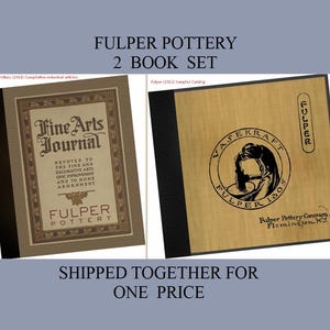 Puede incluir: Dos libros antiguos sobre cerámica, uno titulado "Fine Arts Journal" y el otro titulado "Vasekraft Fulper 1805". Ambos libros presentan el logotipo de Fulper Pottery.