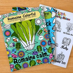 Puede incluir: Se muestran tres libros para colorear y una hoja de pegatinas. El libro delantero se titula "Romaine Colorful" con una ilustraci&oacute;n de lechuga romana verde. El segundo libro tiene un fondo azul con el texto "Off!" y "ck t". La hoja de pegatinas tiene varias ilustraciones de alimentos.