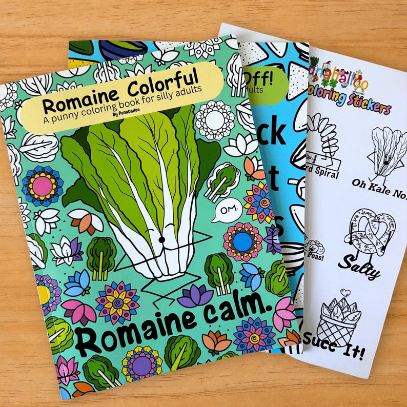 Puede incluir: Se muestran tres libros para colorear y una hoja de pegatinas. El libro delantero se titula "Romaine Colorful" con una ilustraci&oacute;n de lechuga romana verde. El segundo libro tiene un fondo azul con el texto "Off!" y "ck t". La hoja de pegatinas tiene varias ilustraciones de alimentos.
