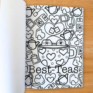 Puede incluir: Ilustraci&oacute;n en blanco y negro de una p&aacute;gina de un libro para colorear con tem&aacute;tica de t&eacute;. La p&aacute;gina presenta tazas de t&eacute;, teteras, bolsitas de t&eacute; y corazones. Las palabras "Best-Teas" est&aacute;n escritas en la parte inferior de la p&aacute;gina.