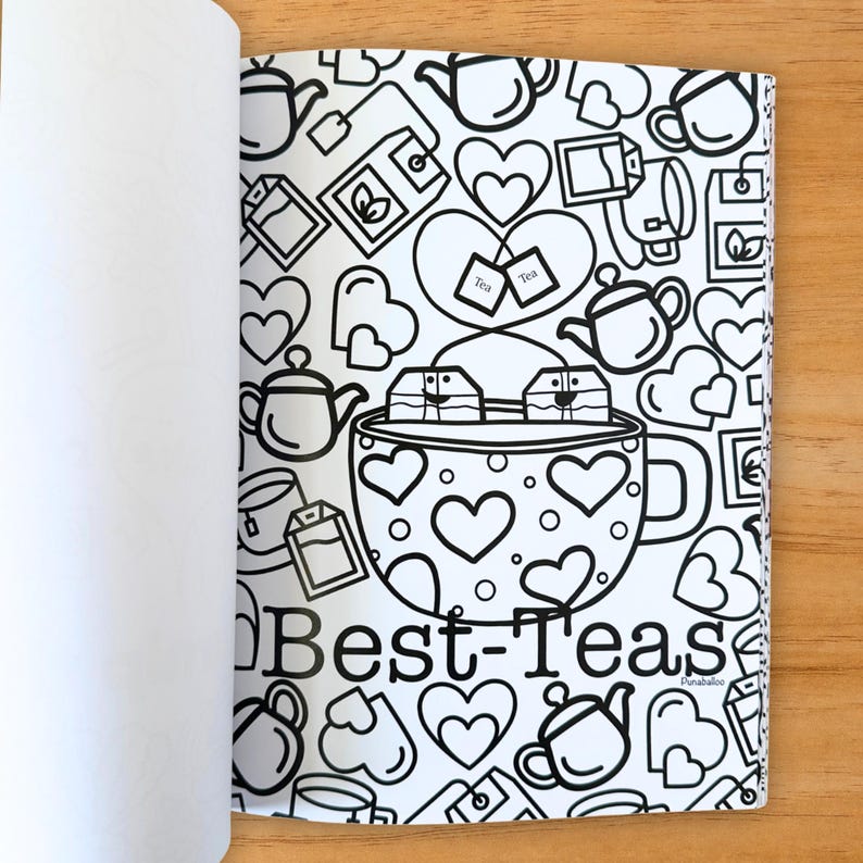 Puede incluir: Ilustraci&oacute;n en blanco y negro de una p&aacute;gina de un libro para colorear con tem&aacute;tica de t&eacute;. La p&aacute;gina presenta tazas de t&eacute;, teteras, bolsitas de t&eacute; y corazones. Las palabras "Best-Teas" est&aacute;n escritas en la parte inferior de la p&aacute;gina.