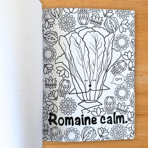 Puede incluir: Ilustraci&oacute;n en blanco y negro de una lechuga romana en postura de yoga, con el texto "Romaine calm." y la palabra "om." en un bocadillo. El fondo est&aacute; lleno de patrones florales y de hojas.