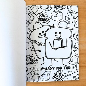 Puede incluir: Ilustraci&oacute;n en blanco y negro de dos rebanadas de pan con gorras de b&eacute;isbol y cadenas, con los brazos cruzados. Las palabras "Old School" y "Y'all Bready For This!?" tambi&eacute;n est&aacute;n en la imagen, junto con otros garabatos de pan y sombreros.