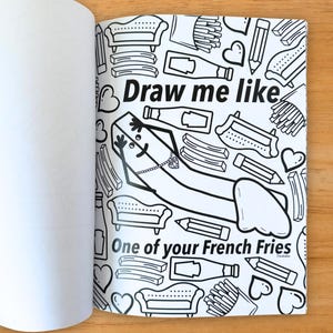 Puede incluir: Una p&aacute;gina de libro para colorear en blanco y negro con el texto "Draw me like One of your French Fries". La p&aacute;gina presenta ilustraciones de patatas fritas, sof&aacute;s, l&aacute;pices, corazones y botellas.