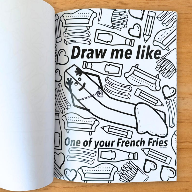 Puede incluir: Una p&aacute;gina de libro para colorear en blanco y negro con el texto "Draw me like One of your French Fries". La p&aacute;gina presenta ilustraciones de patatas fritas, sof&aacute;s, l&aacute;pices, corazones y botellas.