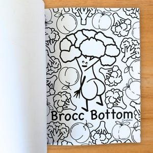 Puede incluir: P&aacute;gina de libro abierta con una ilustraci&oacute;n en blanco y negro que presenta un personaje de br&oacute;coli de dibujos animados con un trasero en forma de melocot&oacute;n. El texto "Brocc Bottom" est&aacute; debajo del personaje.