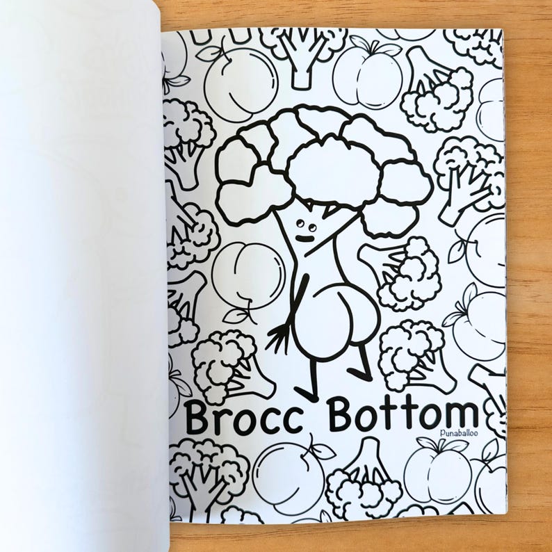 Puede incluir: P&aacute;gina de libro abierta con una ilustraci&oacute;n en blanco y negro que presenta un personaje de br&oacute;coli de dibujos animados con un trasero en forma de melocot&oacute;n. El texto "Brocc Bottom" est&aacute; debajo del personaje.