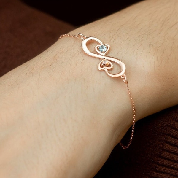 Bracelet familial personnalisé de pierres précieuses pour l'éternité • Bracelet infini de deux pierres de naissance avec deux coeurs • Pour toujours dans mon coeur • Cadeau unique pour elle