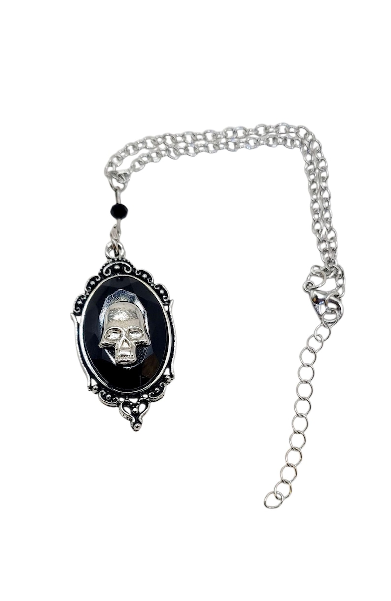 Gothic Bat Car Charm: Spooky Rearview Mirror Hanging Skull
