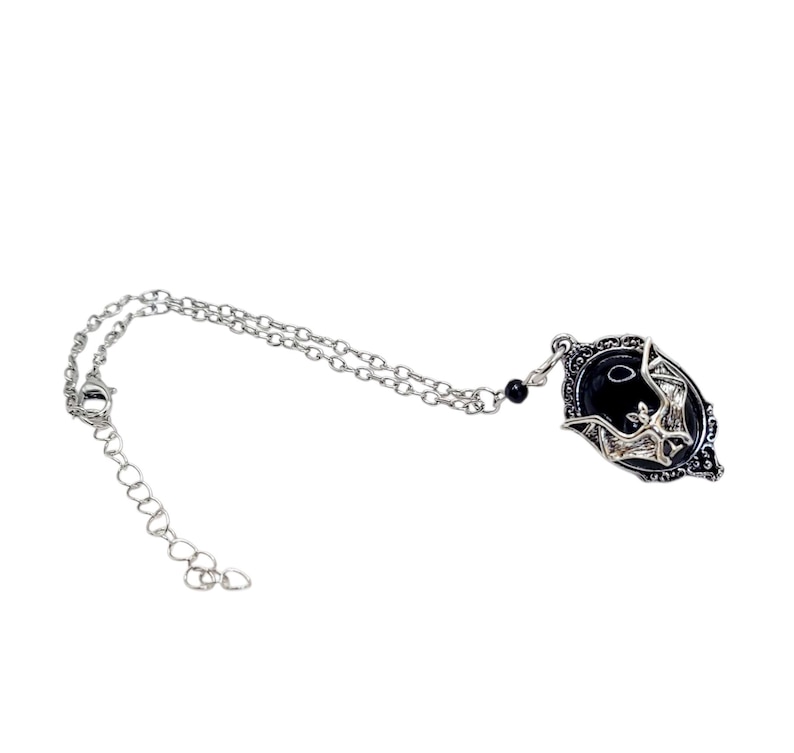 Gothic Bat Car Charm: Spooky Rearview Mirror Hanging Mini Black Bat