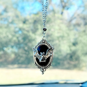 Gothic Bat Car Charm: Spooky Rearview Mirror Hanging