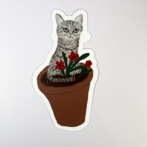 Pegatina de gato atigrado gris en maceta - Vinilo adhesivo de gatito y flores para portátil