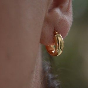 Orecchini a cerchio audaci in oro massiccio 14k, orecchini a cerchio spessi Huggie in oro, orecchini a cerchio impilabili, orecchini a cerchio delicati, orecchini a cerchio per tutti i giorni, regalo per lei