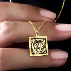 Collar con inicial cuadrada de oro macizo de 14 k, colgante con nombre y placa inicial de oro, joyería personalizada, collar de oro, regalo perfecto para ella