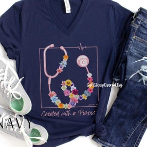 Camisa de enfermeira com gola V, camisa floral para estetoscópio, camisa para enfermeiro(a), camisa cristã para enfermagem, camisa para médico(a), camisa cristã para medicina, presente para enfermagem