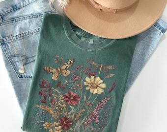 Camiseta vintage con flores silvestres, camiseta con estampado floral, camiseta con flores prensadas, camiseta con flores silvestres estilo cottagecore, camiseta botánica con un toque de humor, camiseta con motivos naturales