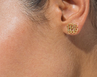Sierlijke monogramoorbellen: gepersonaliseerde 925 sterlingzilveren oorstekers