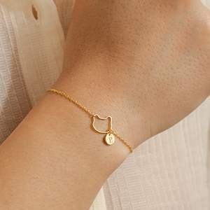 Personalized Cat Face and Initial Disc Charm Bracelet, Dainty Cat Bracelet, Gift for Cat Moms, Cat Mom Jewelry, Christmas Gift for Pet Lover
