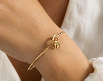 Sterling Silber Knoten Armreif, personalisierte Initial Charm Armband, minimalistisches Geschenk für sie