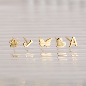 Pendientes con inicial de oro de 14 quilates * Regalo de Navidad para ella * Pendientes con letras personalizadas * Pendientes minimalistas delicados * Regalos para mamá * Regalos para esposa